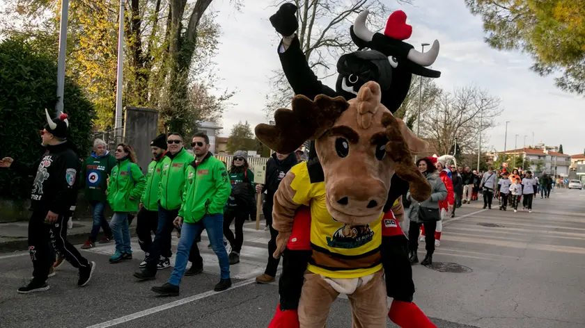 Alcuni momenti della sfilata lungo le vie di Ronchi dei Legionari di circa 500 appartenenti alle 72 squadre che da lunedì si contenderanno la vittoria nel torneo di Curling bisiac nelle immagini scattate domenica pomeriggio da Katia Bonaventura