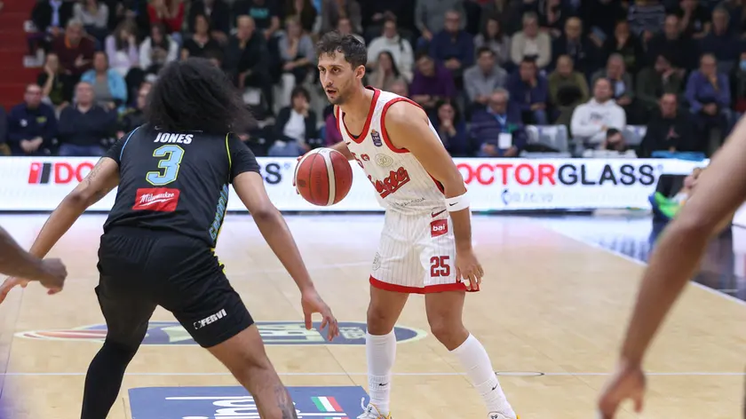 Davide Moretti, qui in azione nel match contro la Vanoli Cremona Foto Ciamillo/Lasorte