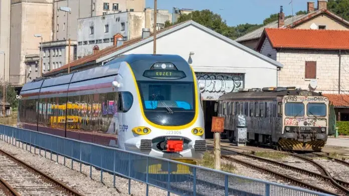 Treni a Pola (foto de La Voce del Popolo)