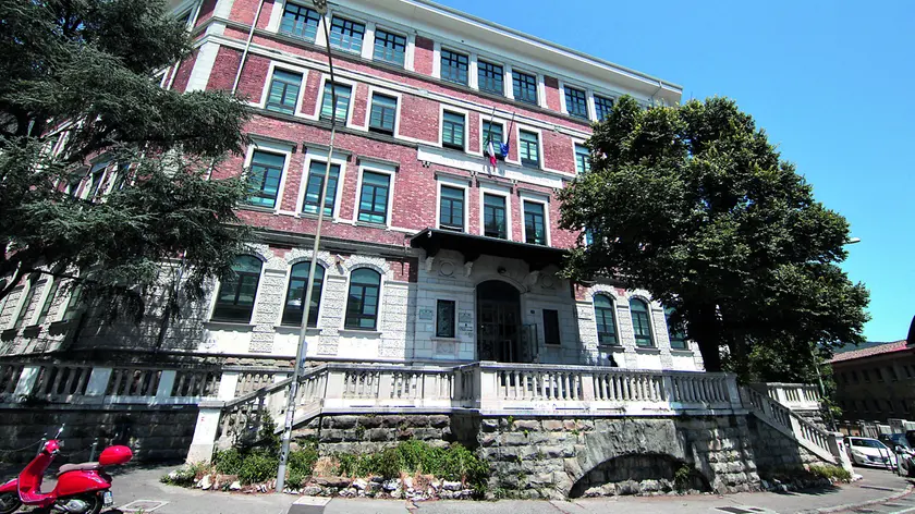 La facciata dell’istituto Da Vinci in via Veronese, tra le scuole che apriranno le porte (foto Lasorte)