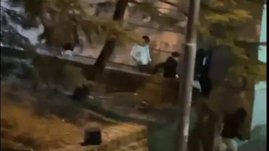 I giovani in fuga dopo la rissa