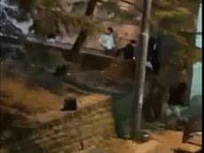 I giovani in fuga dopo la rissa