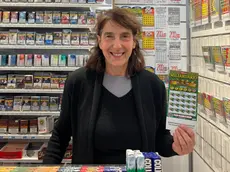 La tabaccaia Susanna Gnata con un tagliando della serie Mega Miliardario New (foto Francesconi)