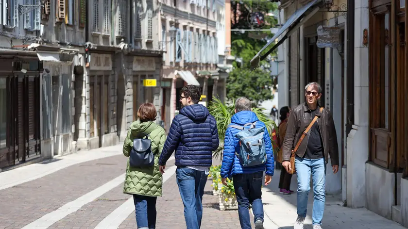 Turisti in visita in borgo Castello e in piazza Vittoria. Foto Daniele Tibaldi
