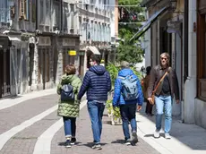 Turisti in visita in borgo Castello e in piazza Vittoria. Foto Daniele Tibaldi