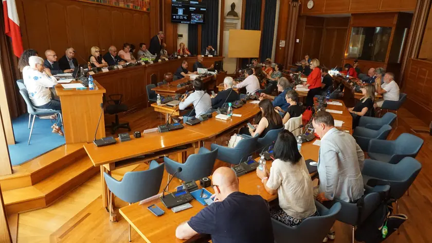 È tornato a riunirsi il Consiglio comunale e gli aumenti delle tariffe nelle zone blu hanno tenuto bando. Foto Tibaldi