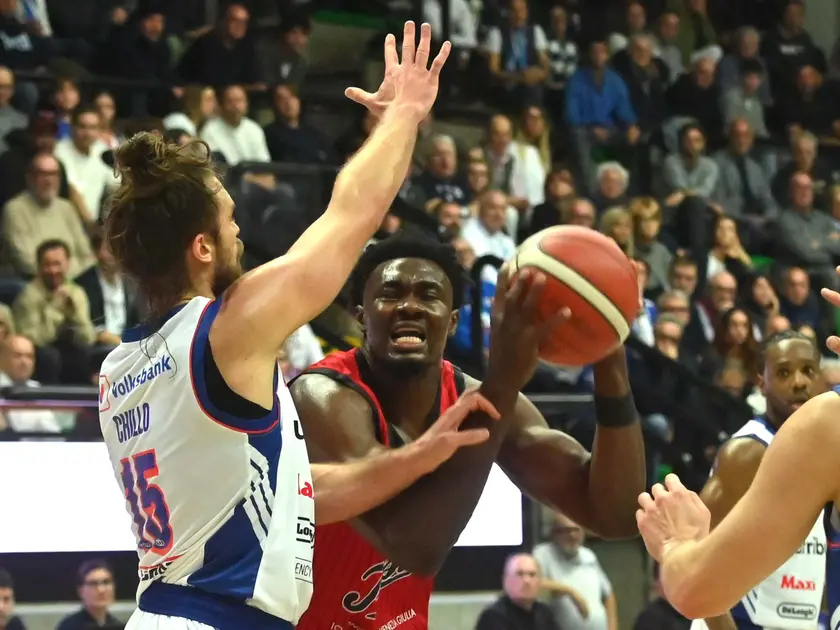 Il centro Mady Sissoko conquista più di 8 rimbalzi a partita. foto Bruni