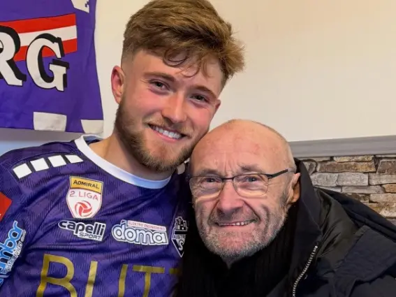 Phil Collins assieme al terzogenito Mathew, calciatore dell'Austria Salzburg