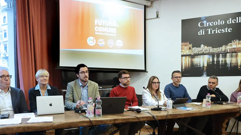 In alto, da sinistra, Giorgio Scilp (Pf), Alessandra Richetti (M5s), Riccardo Laterza (At), Paolo Altin (Pf), Maria Luisa Paglia (Pd), Paolo Menis (M5s) Giovanni Barbo (Pd) e Barbara Chiarelli (At). Foto Lasorte