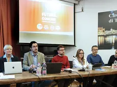 In alto, da sinistra, Giorgio Scilp (Pf), Alessandra Richetti (M5s), Riccardo Laterza (At), Paolo Altin (Pf), Maria Luisa Paglia (Pd), Paolo Menis (M5s) Giovanni Barbo (Pd) e Barbara Chiarelli (At). Foto Lasorte