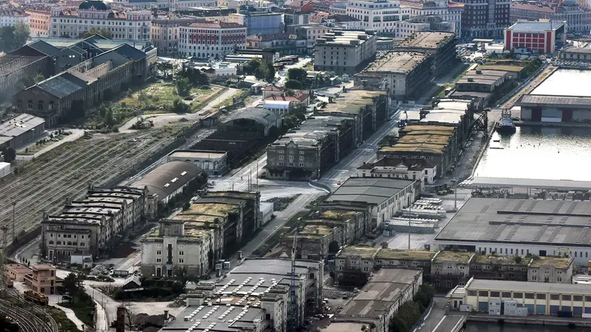 Una veduta sui magazzini del Porto Vecchio, oggetto della proposta di project financing di Costim. Foto Lasorte