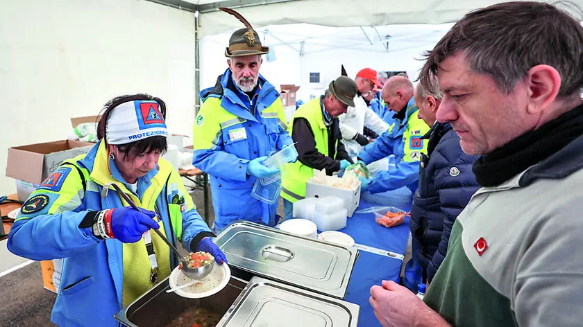 I volontari impegnati a far rinascere Versa. Foto Daniele Tibaldi