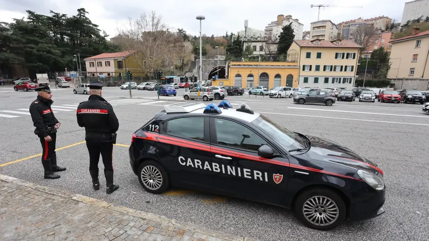Carabinieri in piazza Foraggi a Trieste. Foto Andrea Lasorte