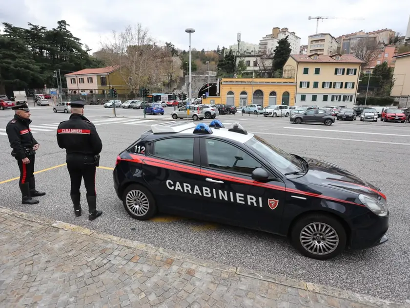 Carabinieri in piazza Foraggi a Trieste. Foto Andrea Lasorte
