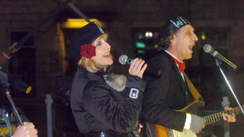 Loretta e Tony della Witz Orchestra in piazza Unità per il Capodanno 2006 Foto Bruni