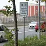 Uno dei cartelli che segnalano il controllo elettronico della velocità lungo passeggio Sant'Andrea foto Lasorte