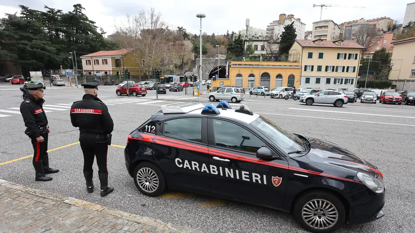 Una pattuglia dei Carabinieri in piazza Foraggi foto Lasorte