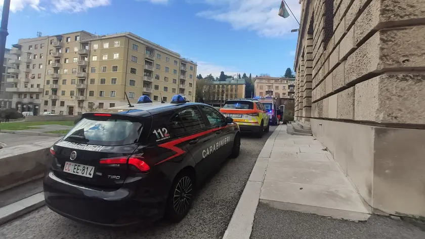 I soccorsi davanti al Tribunale