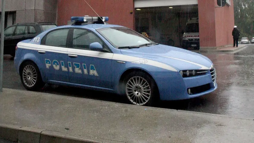 La Volante davanti all’area dell’Emergenza dell’ospedale San Polo