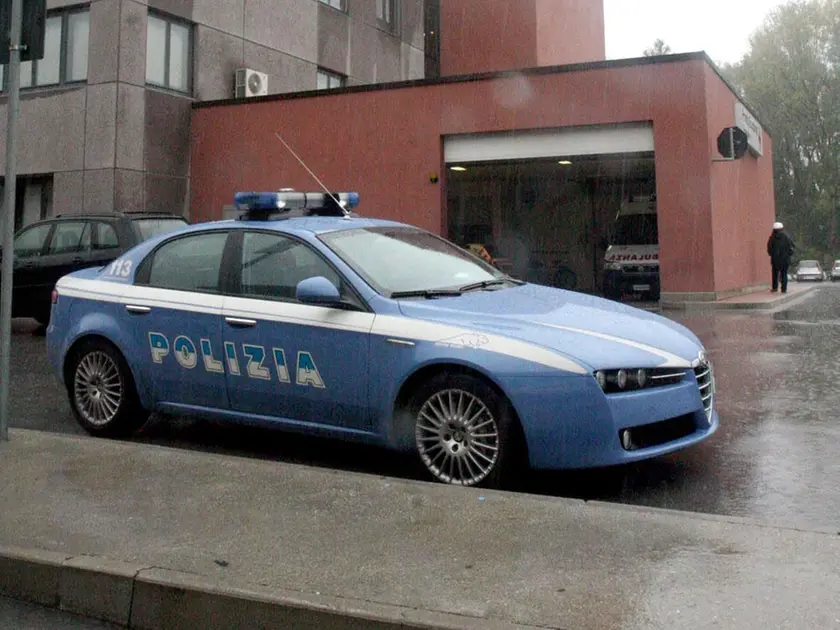 La Volante davanti all’area dell’Emergenza dell’ospedale San Polo