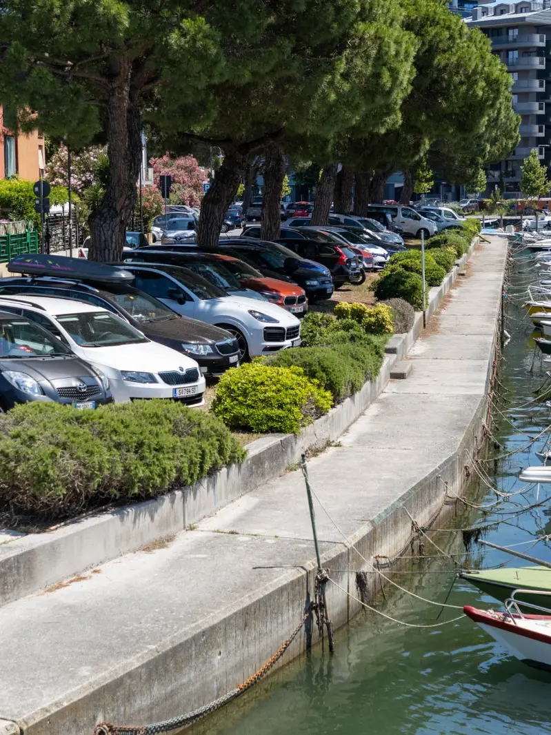 Parcheggi a Grado in un’immagine d’archivio di Bonaventura