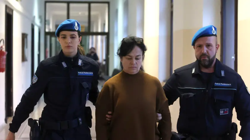 Olena Stasiuk scortata in tribunale dagli agenti penitenziari Foto Andrea Lasorte