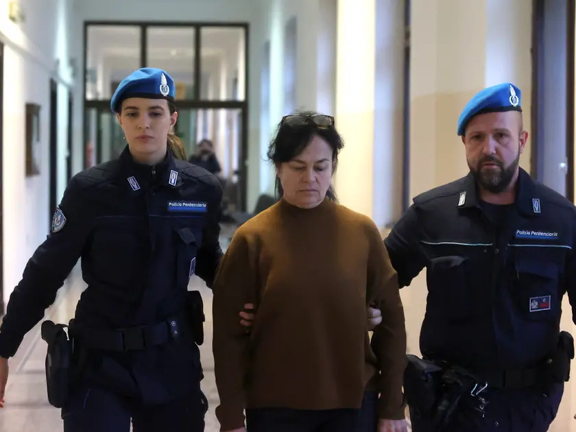 Olena Stasiuk scortata in tribunale dagli agenti penitenziari Foto Andrea Lasorte