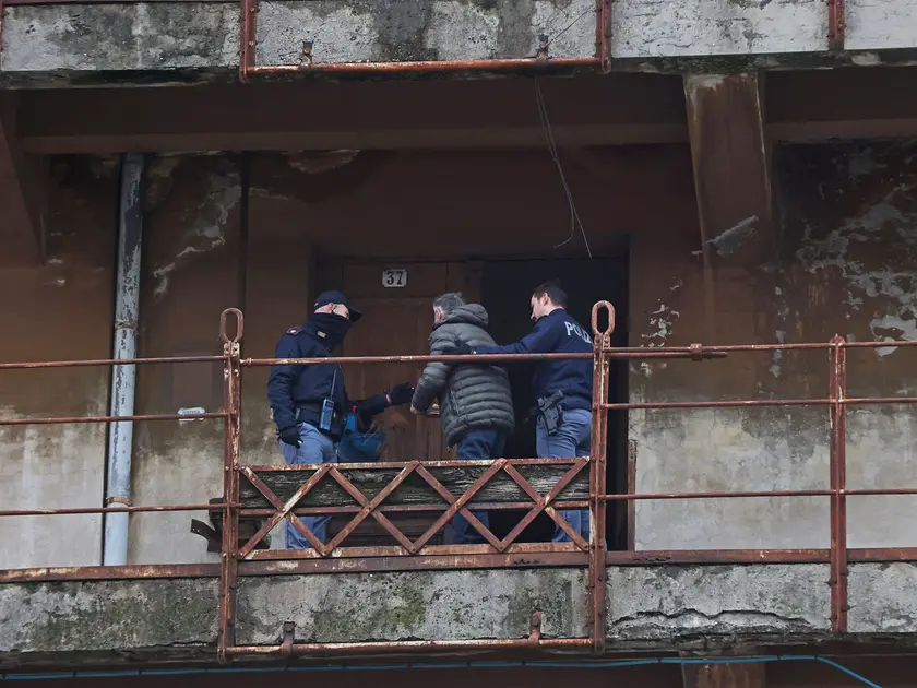 L’intervento della Polizia per lo sgombero ieri mattina in Porto Vecchio Foto Lasorte