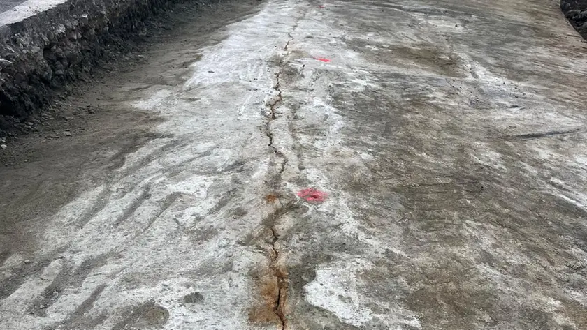 La lunga frattura emersa dopo la rimozione dell’asfalto