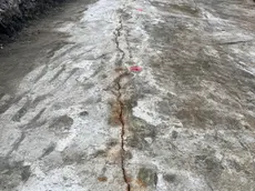 La lunga frattura emersa dopo la rimozione dell’asfalto