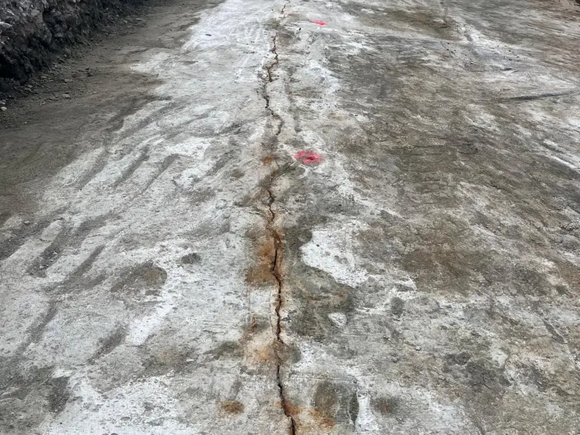 La lunga frattura emersa dopo la rimozione dell’asfalto