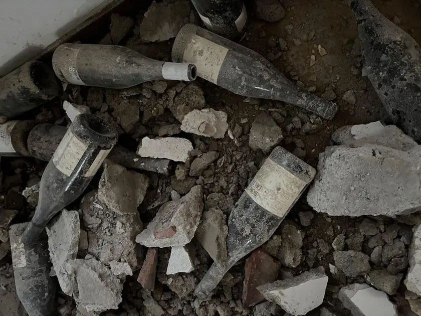 Le bottiglie della riserva finite sotto la frana a Cormons