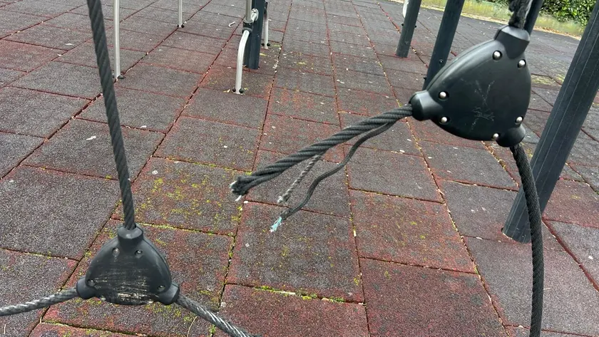 Le reti del parco giochi tagliate