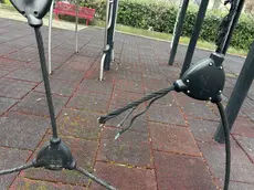 Le reti del parco giochi tagliate