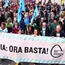 Un corteo dei No ovovia
