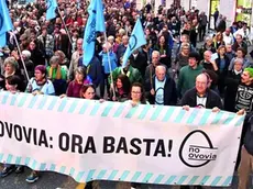 Un corteo dei No ovovia