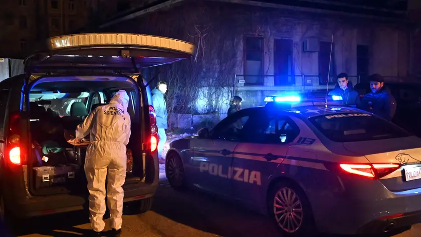 La polizia sul luogo del ritrovamento mercoledì sera (foto Bruni)