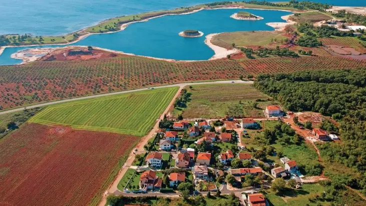 L’area dell’ex Cementificio di Umago dove doveva sorgere il resort