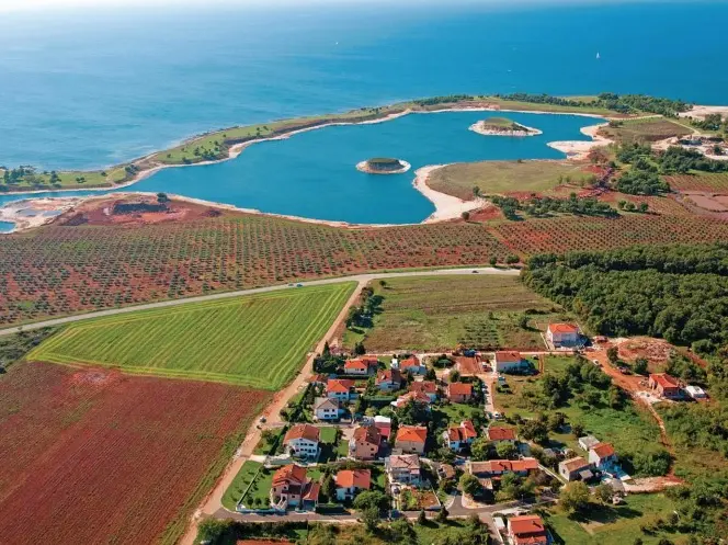 L’area dell’ex Cementificio di Umago dove doveva sorgere il resort