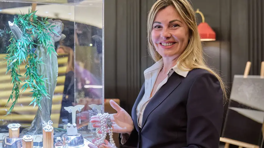 Giulia Bernardi e i gioielli esposti (fotoservizio Massimo Silvano)