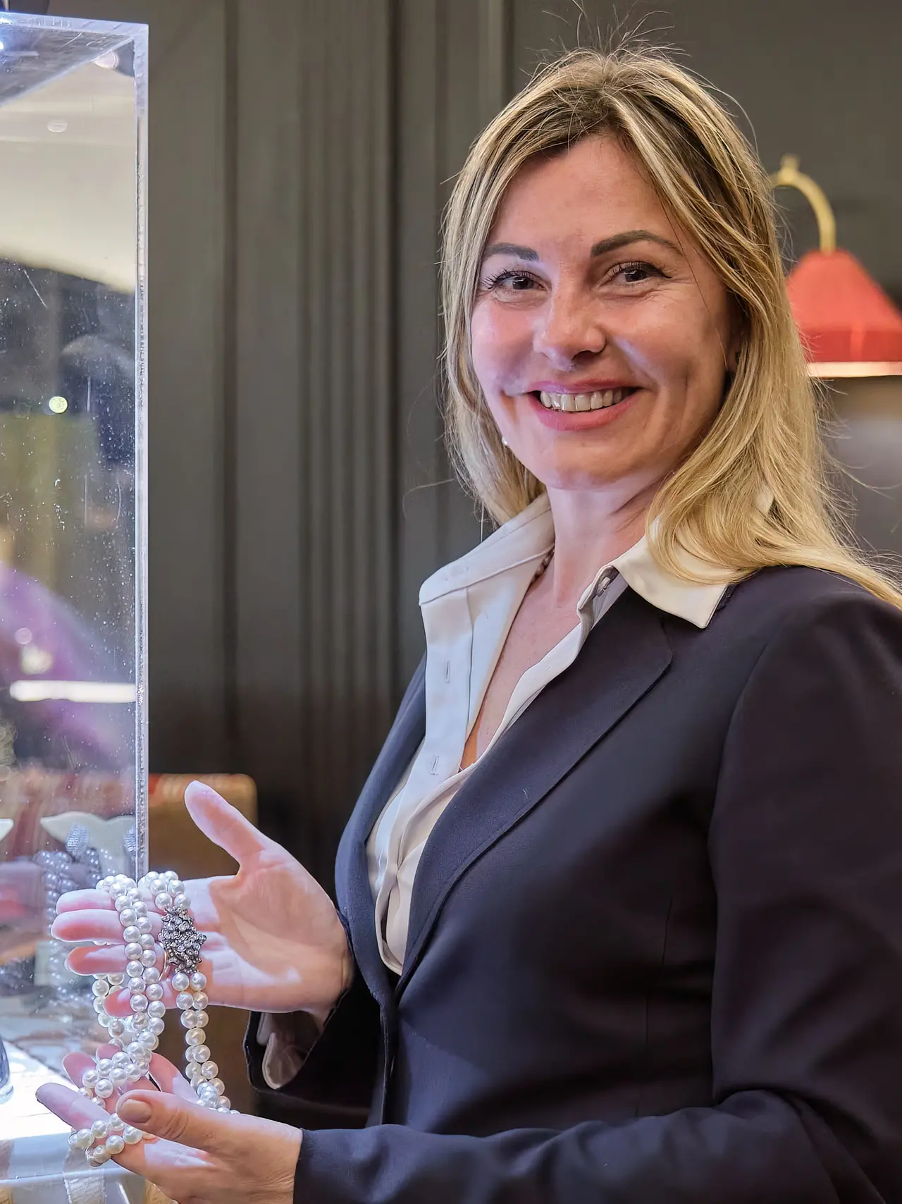 Giulia Bernardi e i gioielli esposti (fotoservizio Massimo Silvano)