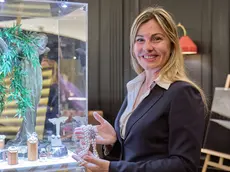 Giulia Bernardi e i gioielli esposti (fotoservizio Massimo Silvano)
