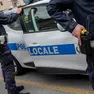 La prossima settimana si chiuderà la sperimentazione dell’arma a impulsi elettrici. Proprio dal taser e da un parere ministeriale sulle prestazioni notturne ha avuto origine il caso. A sinistra e a destra il taser, sopra un controllo serale in tandem con la Polizia (Foto Bonaventura)