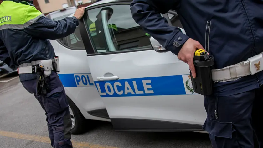 La prossima settimana si chiuderà la sperimentazione dell’arma a impulsi elettrici. Proprio dal taser e da un parere ministeriale sulle prestazioni notturne ha avuto origine il caso. A sinistra e a destra il taser, sopra un controllo serale in tandem con la Polizia (Foto Bonaventura)