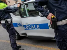 La prossima settimana si chiuderà la sperimentazione dell’arma a impulsi elettrici. Proprio dal taser e da un parere ministeriale sulle prestazioni notturne ha avuto origine il caso. A sinistra e a destra il taser, sopra un controllo serale in tandem con la Polizia (Foto Bonaventura)