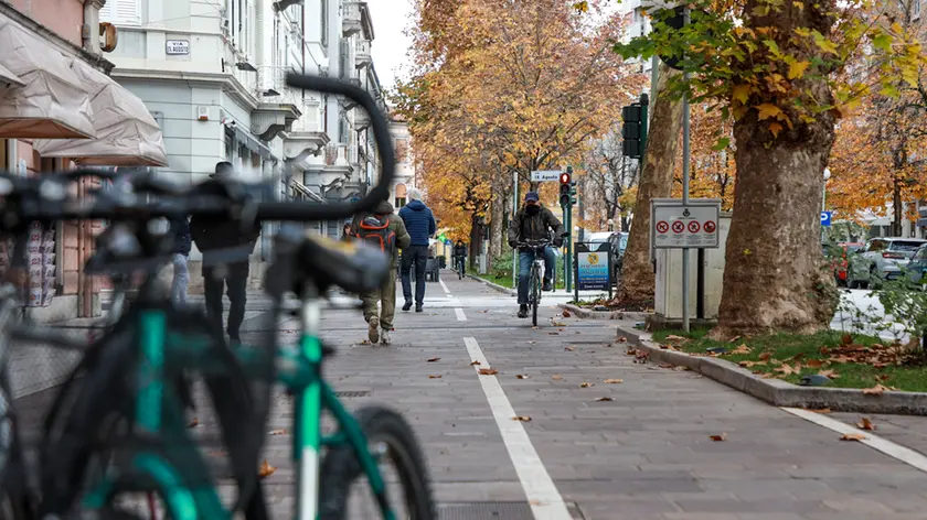 Sempre più difficile la coesistenza di ciclisti e pedoni lungo le vie del centro a Gorizia Foto Tibaldi