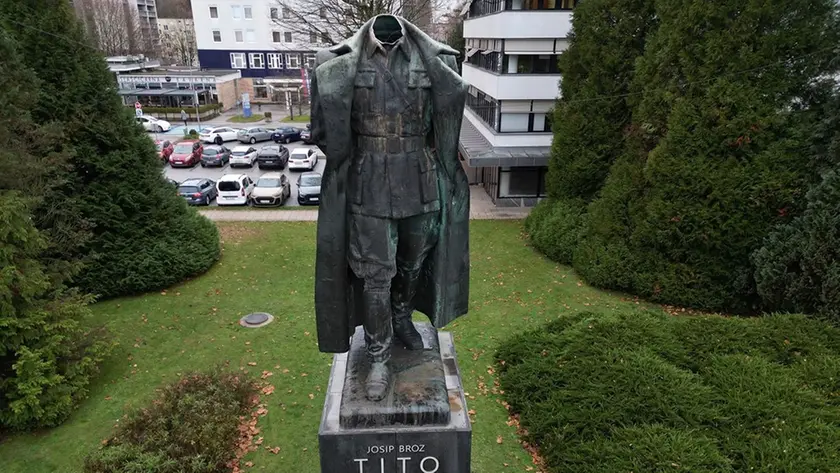 La statua decapitata