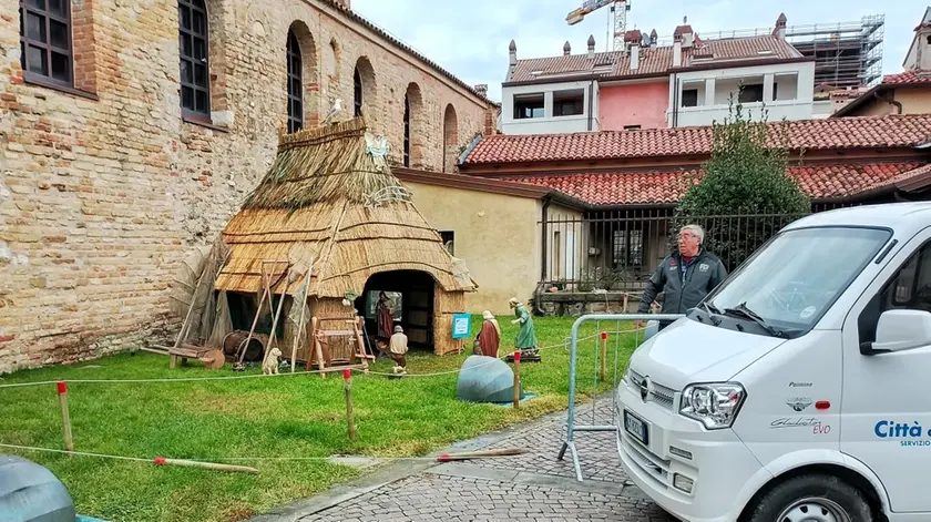 L’allestimento del presepio dei Portatori della Madonna di Barbana