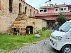 L’allestimento del presepio dei Portatori della Madonna di Barbana