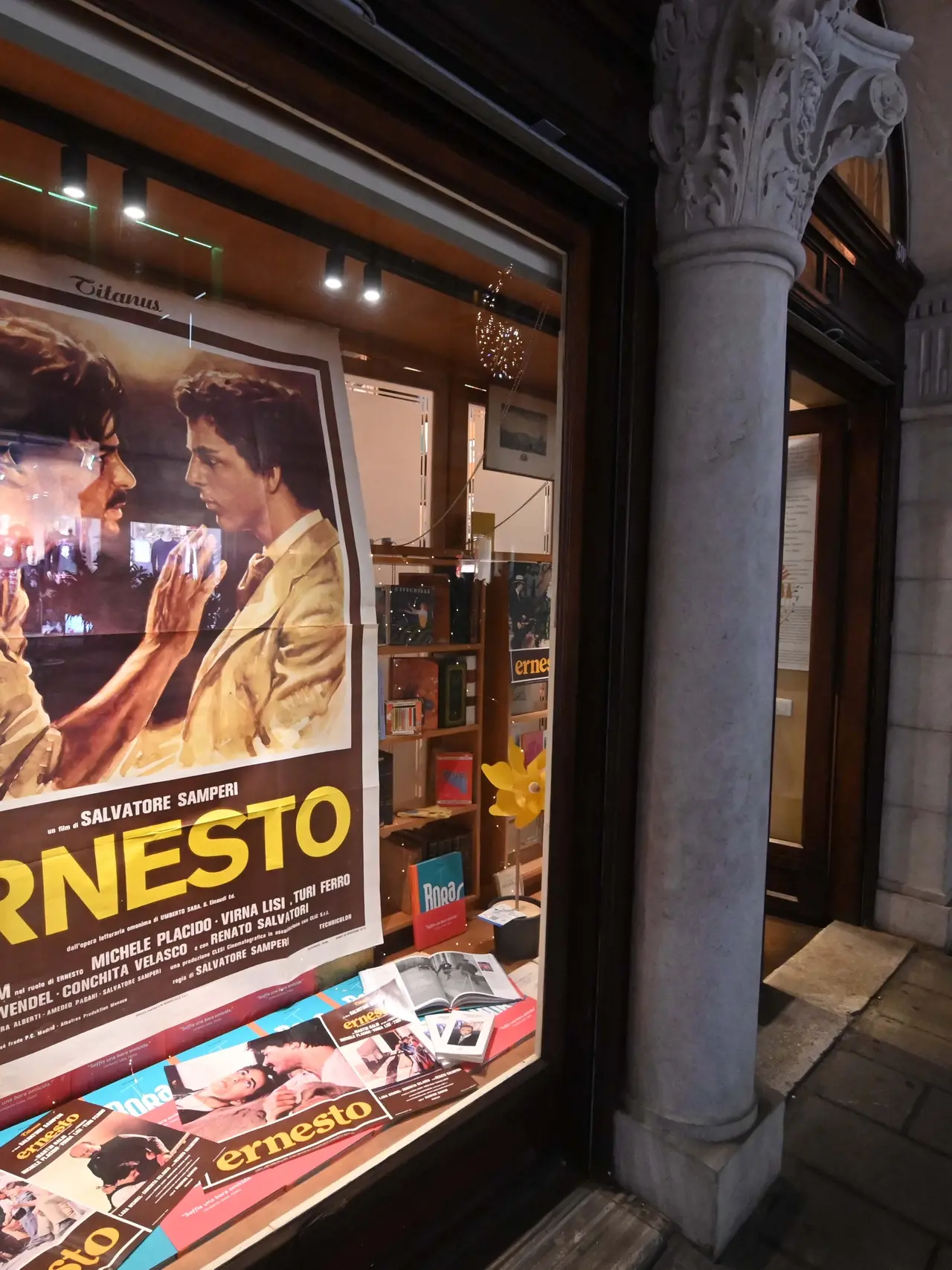 La vetrina della libreria Saba a Trieste dedicata ai 50 anni dalla pubblicazione di Ernesto (Foto Bruni )